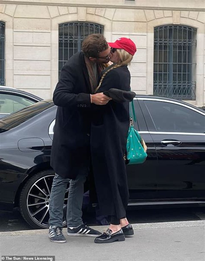 Sophie Turner & Joe Jonas Share A Loving Gaze On Romantic Paris Getaway 2 Years After France Wedding