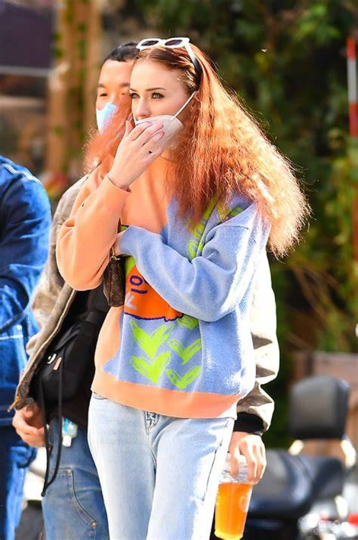 Sophie Turner Rocks Red Crimped Hair Makeover – Before & After Photos – Hollywood Life