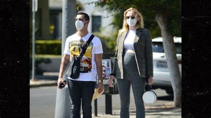 Sophie Turner’s Baby Bump Can Finally Be Seen For The 1st Time In New Pic With Joe Jonas