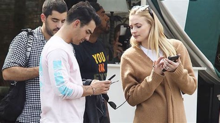 Sophie Turner Snoops On Joe Jonas’ Cell Phone During Date In LA: Pic – Hollywood Life