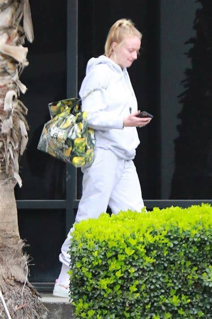 Sophie Turner Wears Baggy Sweatshirt On Instagram With Joe Jonas – Hollywood Life