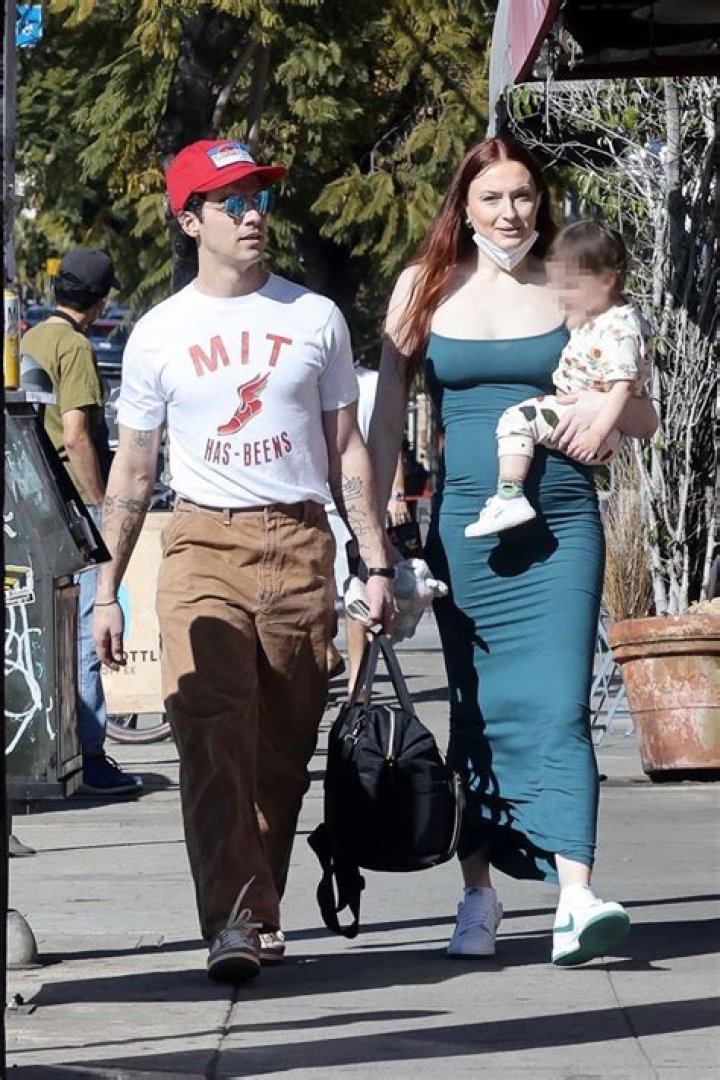 Sophie Turner Wears Green Dress At Lunch With Joe Jonas — Photos – Hollywood Life