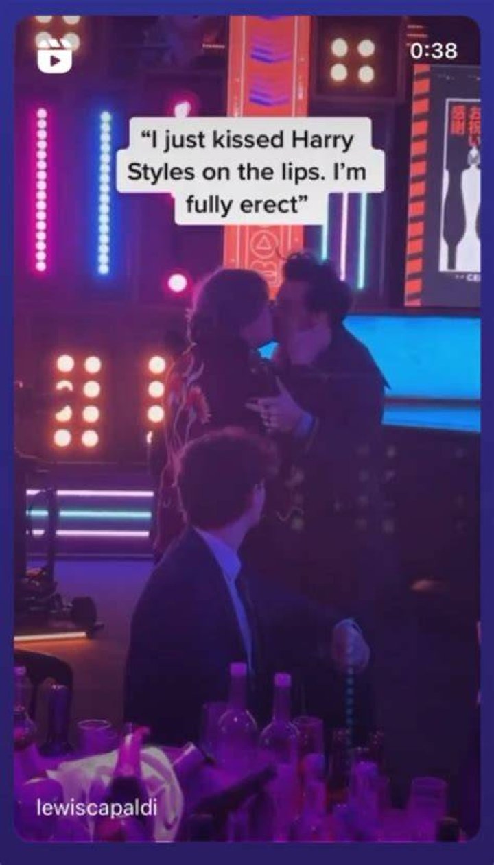 Stars Kissing Fans — See Photos Of Justin Bieber, Harry Styles & More – Hollywood Life