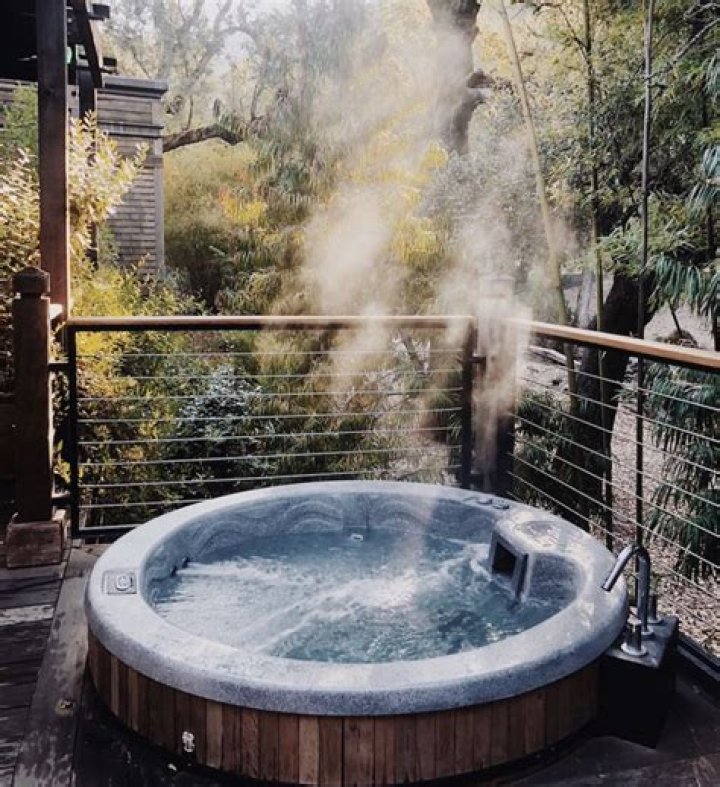 Steamy PDA In Hot Tub – Hollywood Life