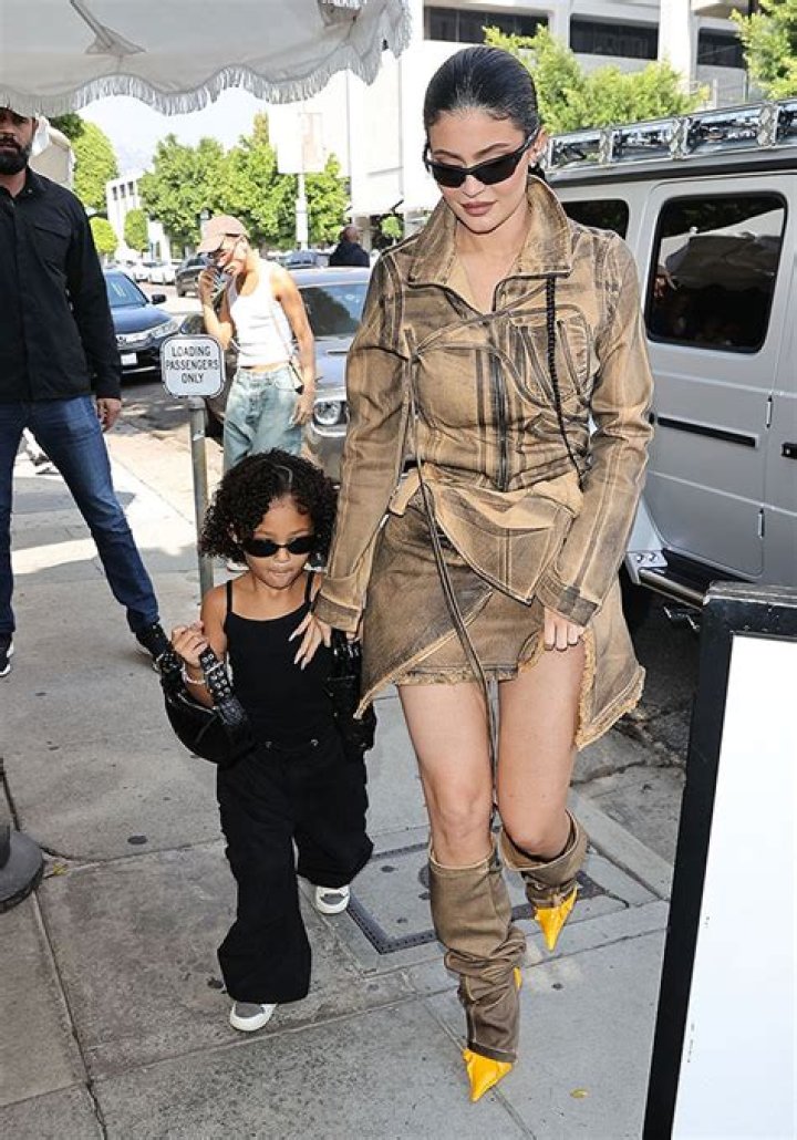 Stormi & Kylie Jenner Twin In Sunglasses For Lunch & TikTok: Photos – Hollywood Life
