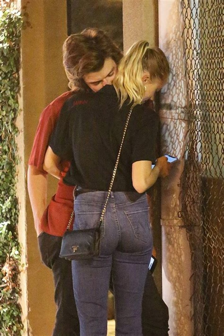 ‘Stranger Things’ Star Joe Keery Kisses Girlfriend Maika Monroe: Pic – Hollywood Life