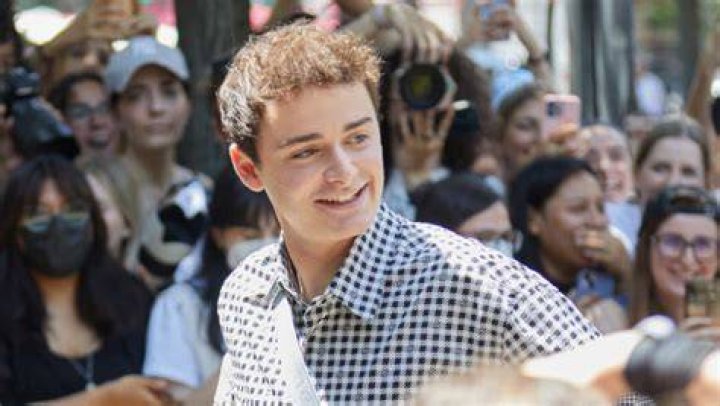 ‘Stranger Things’ Star Noah Schnapp At College Party: Video – Hollywood Life