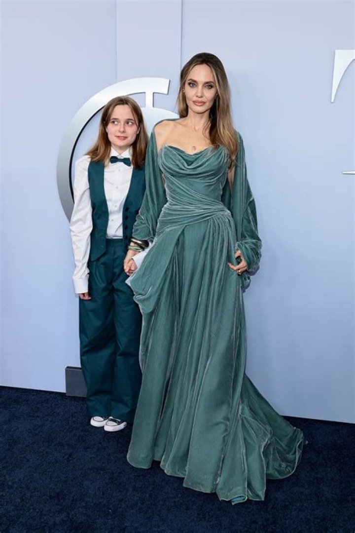 Stuns In Teal Gown – Hollywood Life