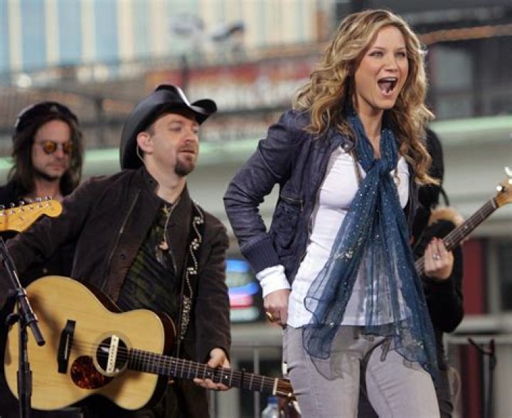 Sugarland’s Jennifer Nettles Raves Over Working With Taylor Swift: ‘She Can Write Anything’