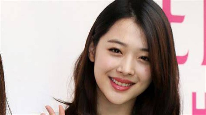 Sulli Dead At 25: K-Pop Singer Found Dead At Home & Fans Are Devastated