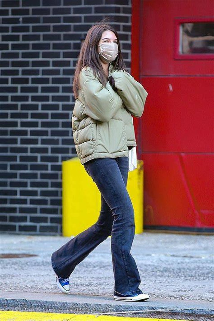 Suri Cruise, 15, Rocks Flared Jeans & Converse Sneakers In NYC – Photo – Hollywood Life