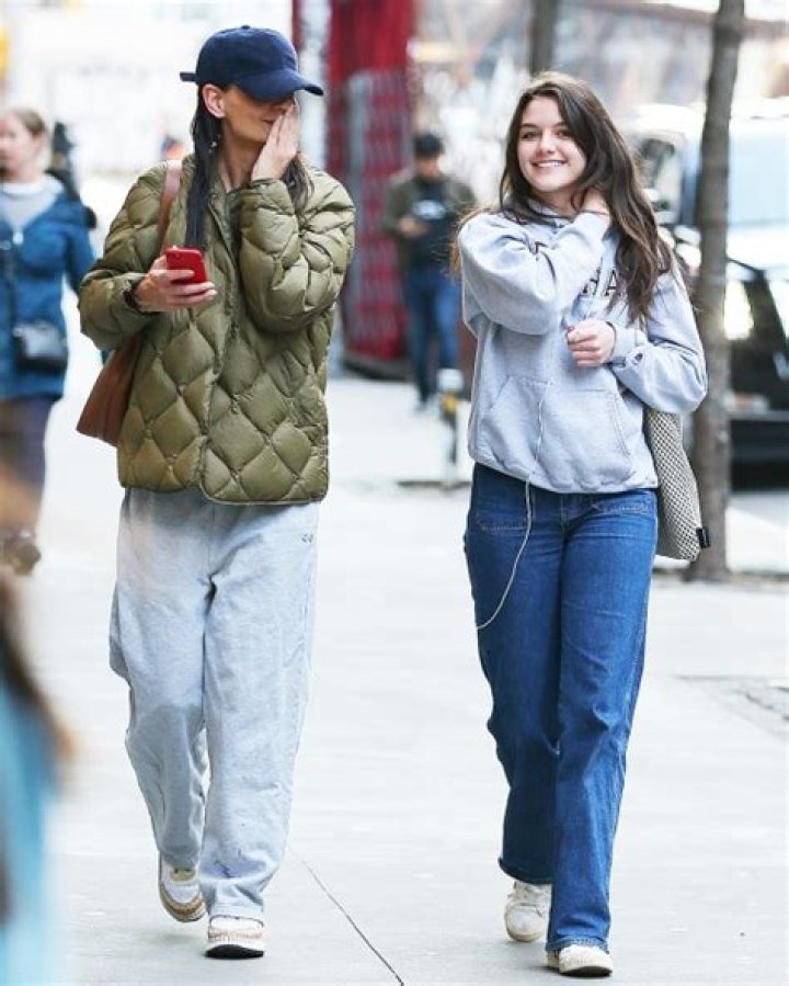 Suri Cruise & Mom Katie Holmes Rock Baggy Jeans In NYC: Photos – Hollywood Life