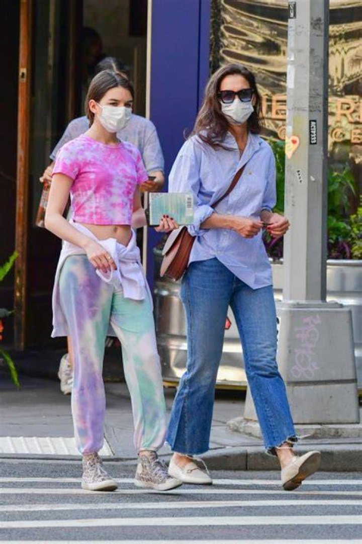 Suri Cruise Rocks Pink Tie-Dye Crop Top While Out With Katie Holmes – Hollywood Life