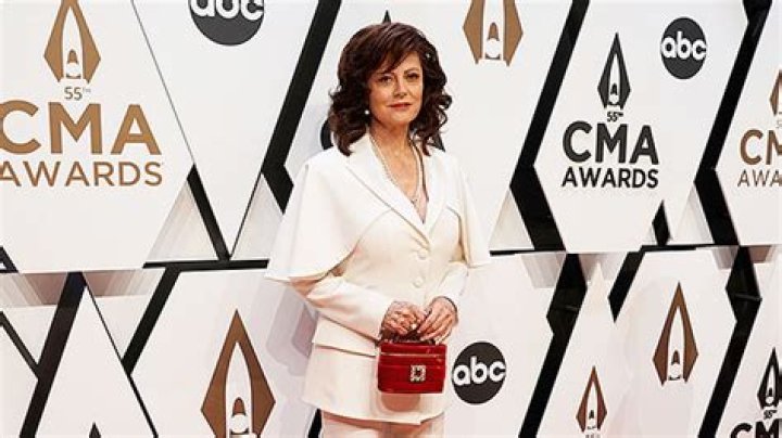Susan Sarandon, 75, Looks Regal In A White Pantsuit At The CMA Awards