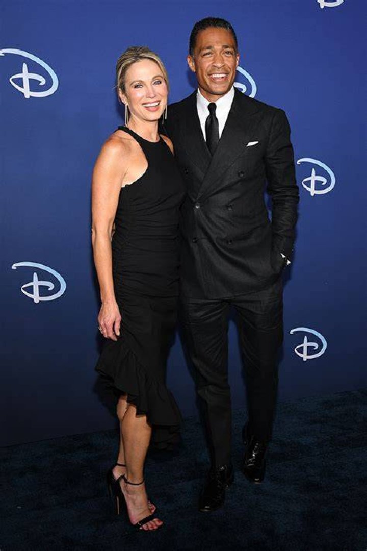 T.J. Holmes Grabs Amy Robach’s Butt: Photos – Hollywood Life
