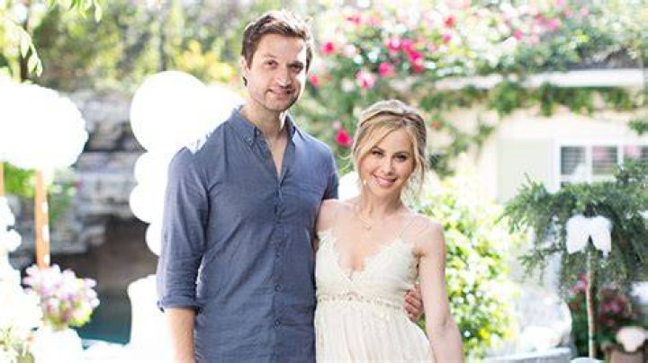 Tara Lipinski Reveals Wedding Dress Details & More – Hollywood Life