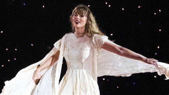 Taylor Gives Thumbs Up Response When Fan Asks If She’s OK After Split – Hollywood Life