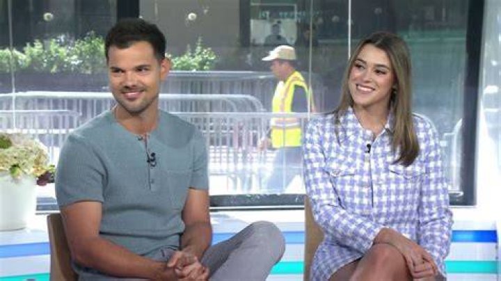 Taylor Lautner Makes Out With Abigail Breslin – Hollywood Life