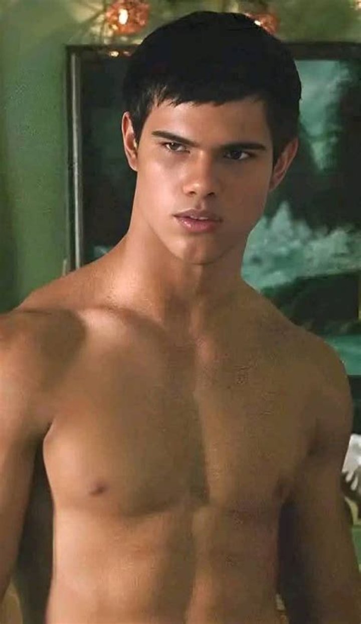 Taylor Lautner Shirtless? Find Out – Hollywood Life