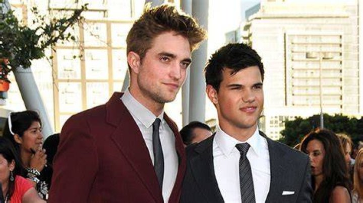 Taylor Lautner Talks Robert Pattinson Friendship During ‘Twilight’ Era – Hollywood Life