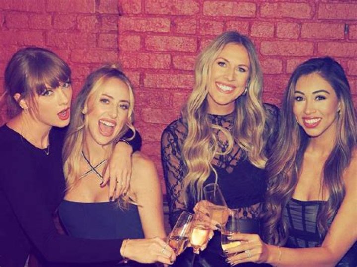 Taylor Swift and Brittany Mahomes Have Fun Girls Night Out: Photos – Hollywood Life
