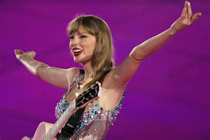 Taylor Swift Fans Fear She Had Kanye Flashbacks After Mila Kunis Told Her To ‘Wait’ At BBMAs