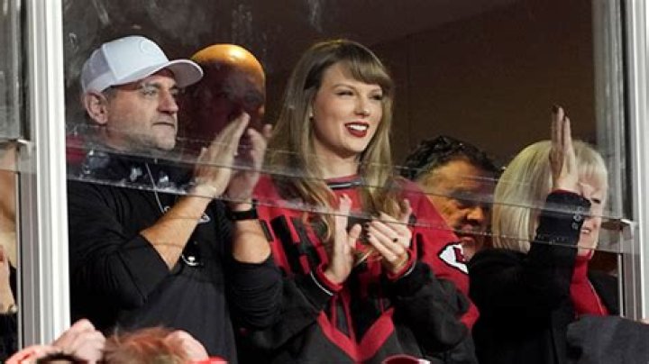 Taylor Swift & Her Dad Support Travis Kelce At Chiefs Game – Hollywood Life