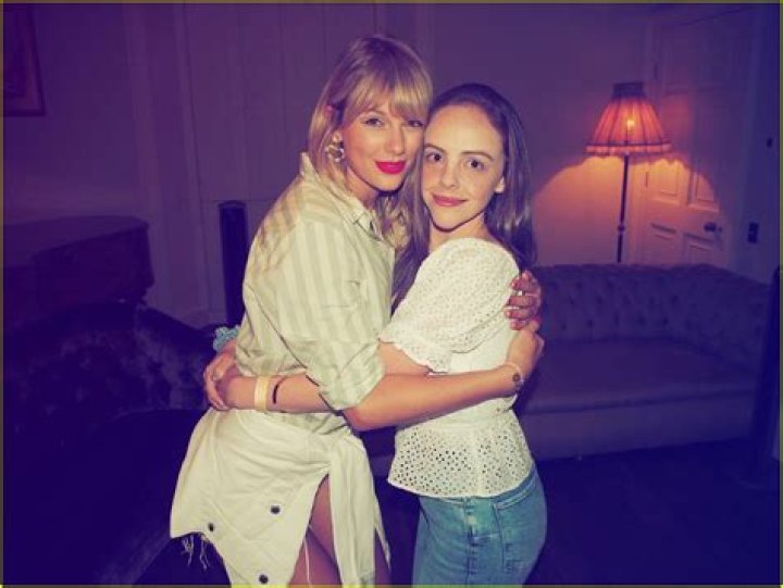 Taylor Swift Hosts ‘Lover’ Secret Session In London & Fans React – Hollywood Life