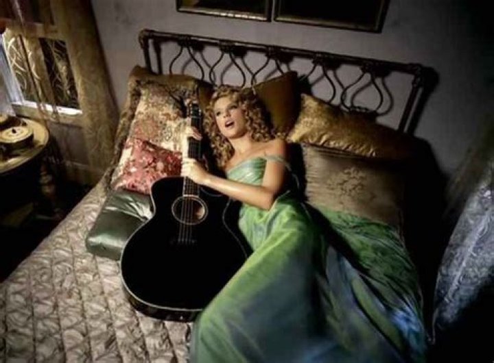 Taylor Swift’s Most Gorgeous Music Video Looks Of All-Time — PICS