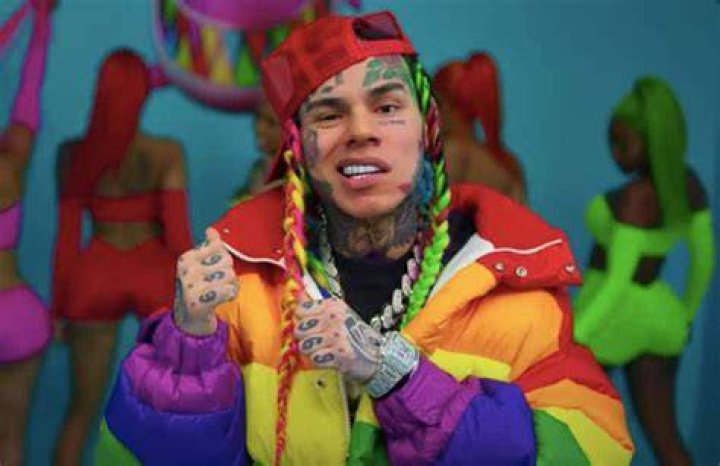 Tekashi 6ix9ine Waves Hi To His ‘Haters’ In First Music Video Since Prison Release – Watch ‘Gooba’