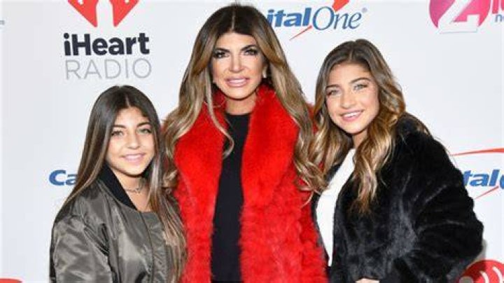 Teresa Giudice In Middle – Hollywood Life