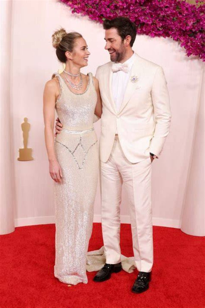 The 10 Cutest Couples’ PDA – Hollywood Life