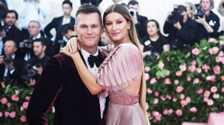 Tom Brady & Gisele Bundchen Seen In Wedding Pic On 13th Anniversary – Hollywood Life