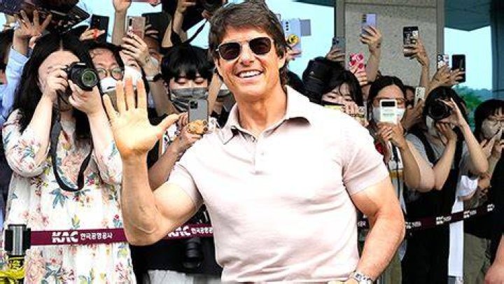 Tom Cruise Flexes Biceps In South Korea: Photos – Hollywood Life