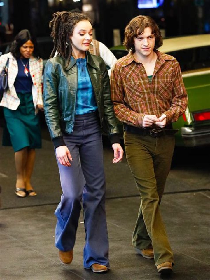 Tom Holland Rocks 70s-Inspired Long Hair & Clothes Filming In NYC – Hollywood Life