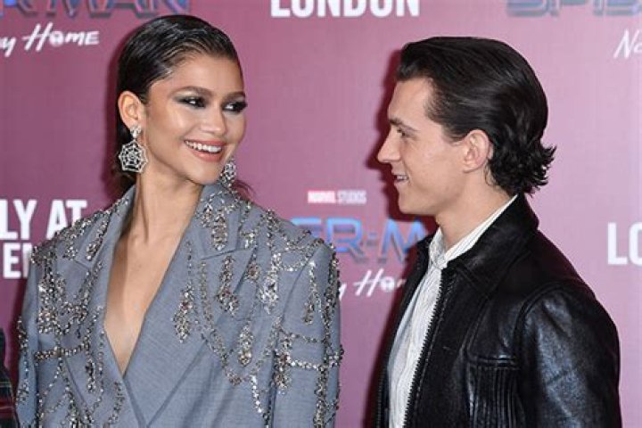 Tom Holland & Zendaya Do Beyonce’s ‘Mute’ Challenge At Her Concert – Hollywood Life