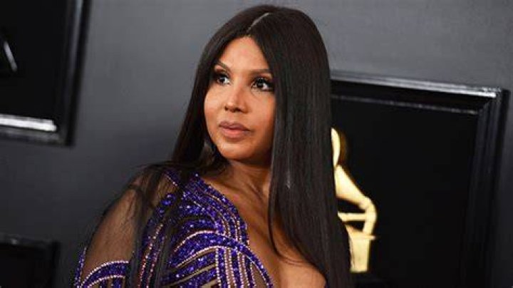 Toni Braxton’s Dress At Grammys 2019 — Stuns In Low-Cut Purple Outfit – Hollywood Life