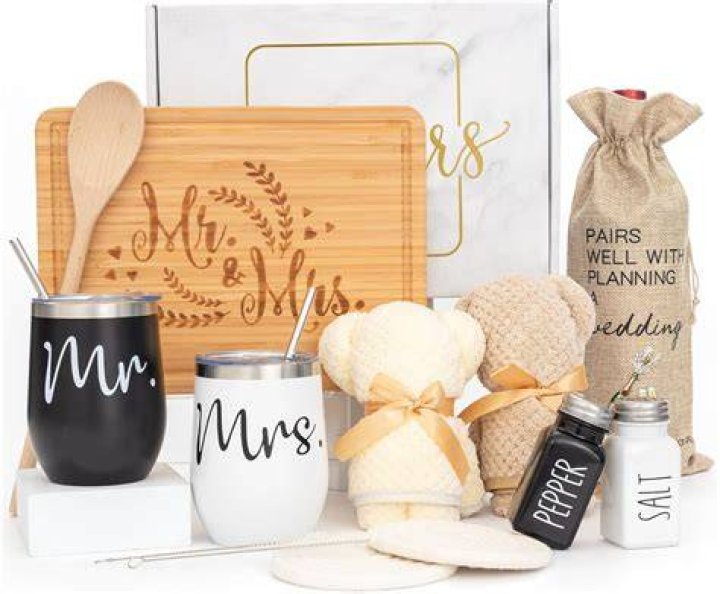 Top Personalized Gifts for a Couple of 2024 – Hollywood Life Reviews – Hollywood Life