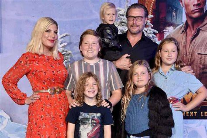 Tori Spelling & Dean McDermott Appear Together In Holiday Card: Photo – Hollywood Life
