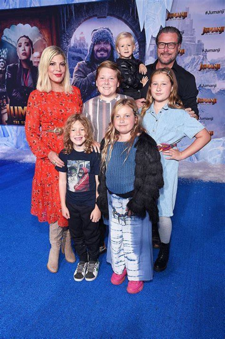 Tori Spelling & Dean McDermott Enjoy Dinner With 6 Of Their Kids – Hollywood Life