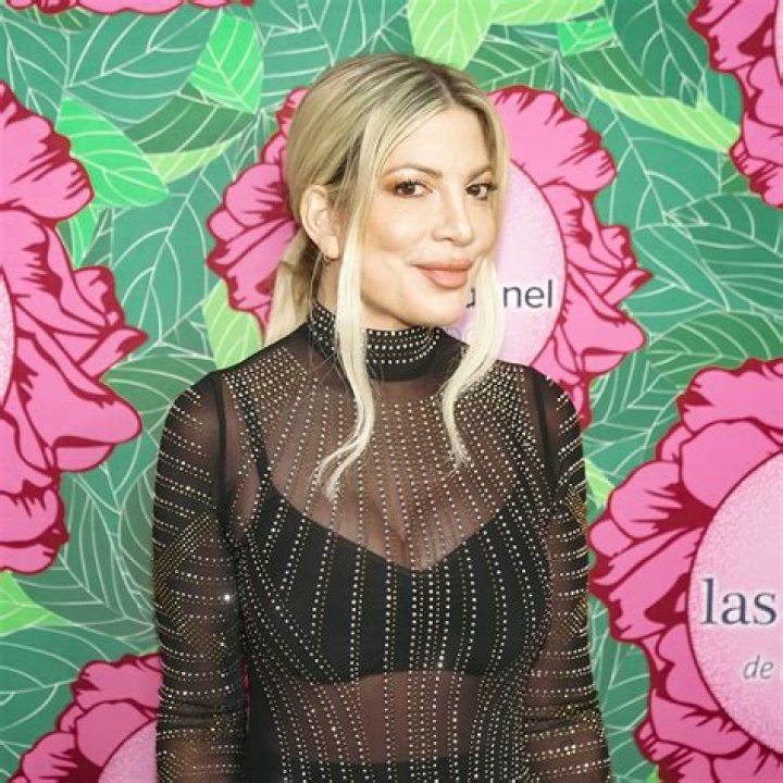 Tori Spelling Getting ‘Bigger’ Boobs To Replace Old ‘Expired’ Implants – Hollywood Life