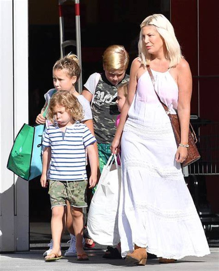 Tori Spelling & Kids Arrive At Friend’s House With Belongings After Dean Announces Divorce