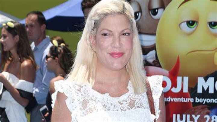 Tori Spelling Rocks Crop Top & Jeans on McDonalds Run Amid Dean McDermott Drama & Hospitalization: Photos