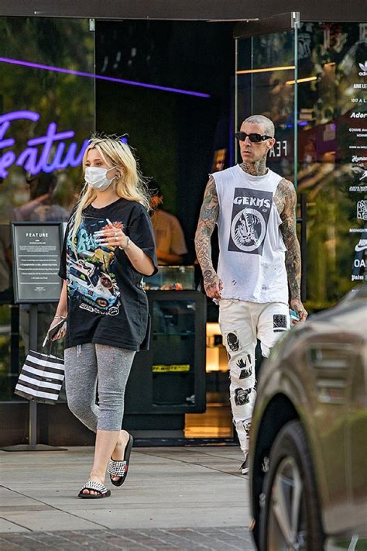 Travis Barker Bonds With Daughter Alabama During Shopping Trip – Hollywood Life