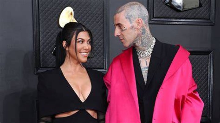 Travis Barker Buries Face In Kourtney Kardashian’s Butt: Photo – Hollywood Life