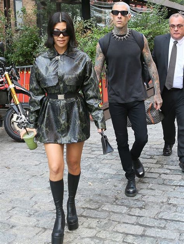 Travis Barker & Kourtney Kardashian’s Sid & Nancy Halloween Costume – Hollywood Life