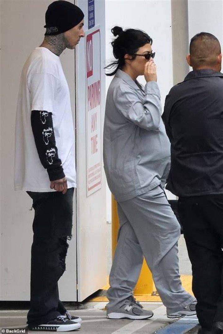 Travis Barker & Pregnant Kourtney Kardashian Seen Leaving Hospital – Hollywood Life