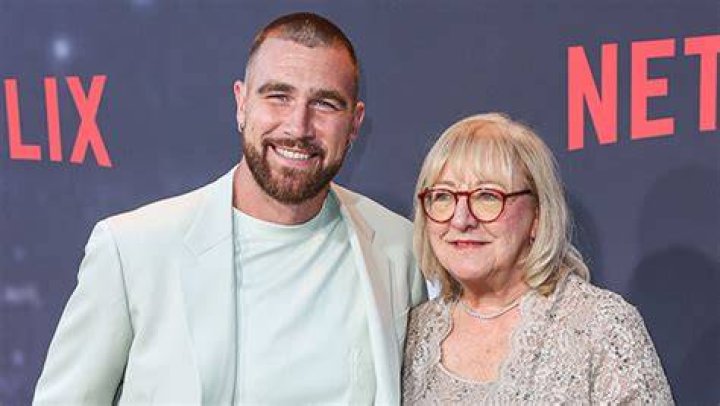 Travis Kelce’s Family Overwhelmed Amid Taylor Swift Romance: Report – Hollywood Life