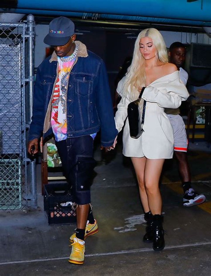 Travis Scott Emerges In NYC In 1st Photos Since Kylie Jenner’s Pregnancy Was Revealed