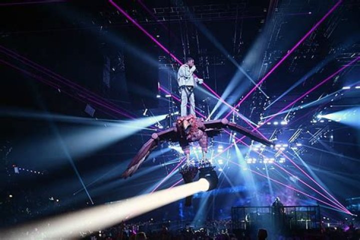 Travis Scott Literally Flies On An Eagle Performing ‘Butterfly Effect’ At 2017 MTV EMAs